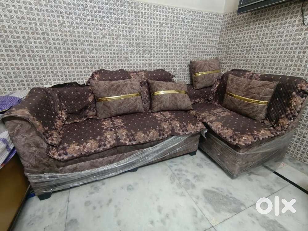 Comfortable sofa set great condition stylish glass table