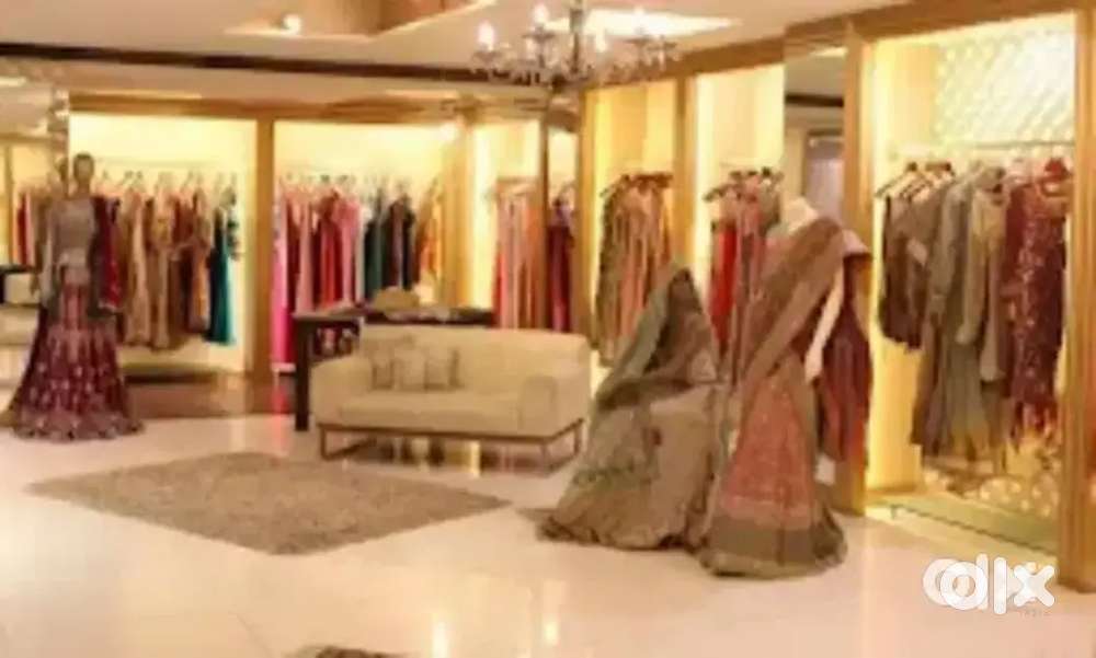 साड़ी शोरूम में काम करने के लिए लड़के और लड़‌कियों की आवशयकता है