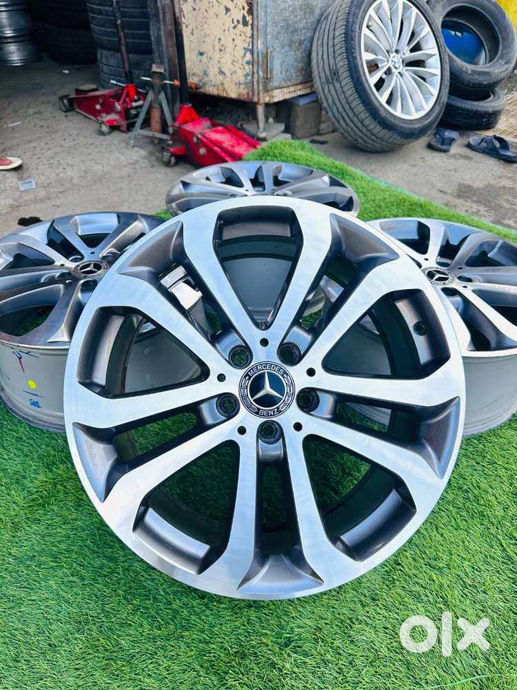 MERCEDES ORIGINAL ALLOY WHEELS 19 INCH SET OF 4 (ALMOST NEW CONDITION)