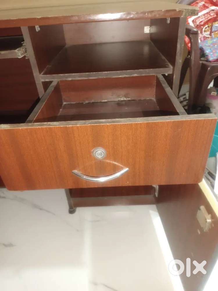 Table good condition Desktop computer table 3850, size 4*2, ups space