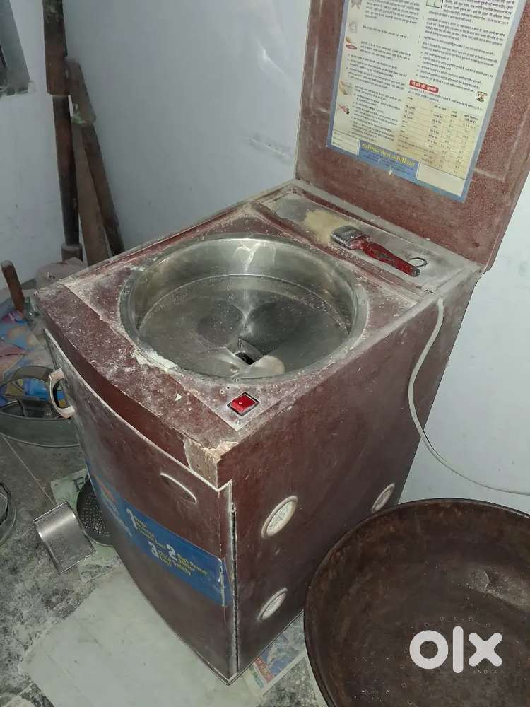 Aata chakki in new conditioned, capacity 7kg grain/makki in one go,