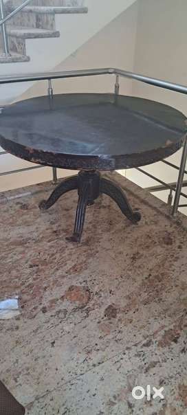 Round Dining Table with Carved legs with 4 chairs