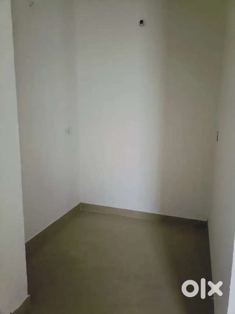 2bhk flat available near Sarusajai stadium.rent 13000