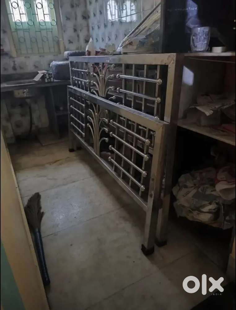 original 304 grade stainless steel bed with plywood also size 6x7