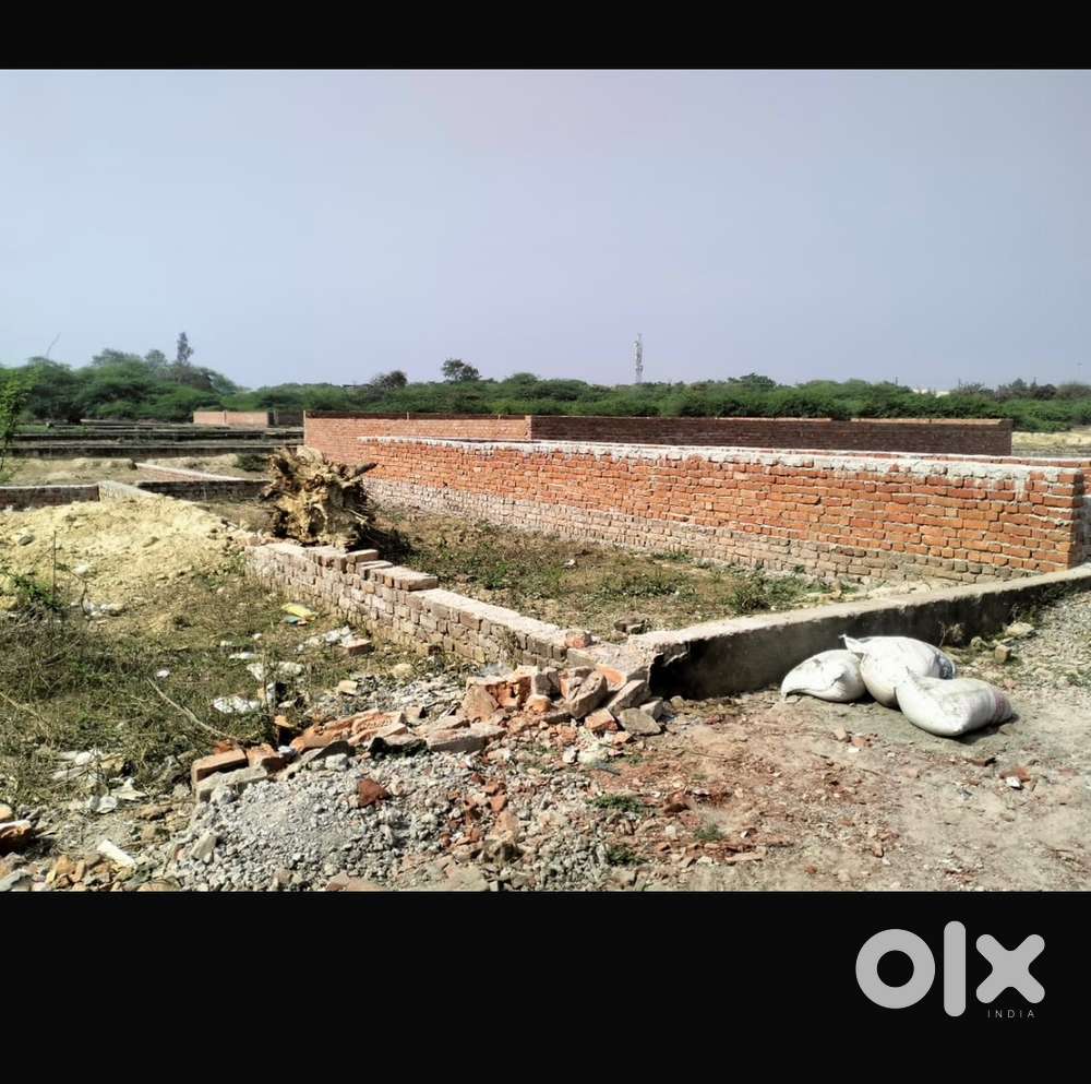 Gate k samne 22 fit ki road hai near by shakuntla university