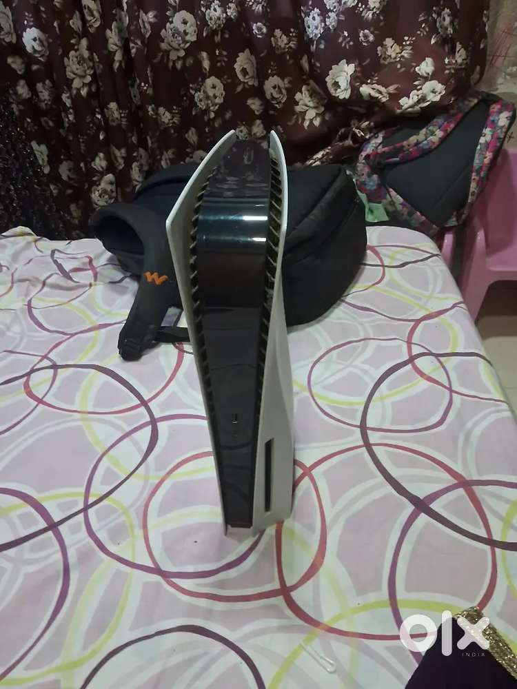 Playstation 5 (PS5) Disk, 3 Games, 2 Controllers