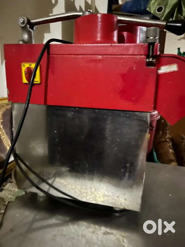 Onion cutting machine