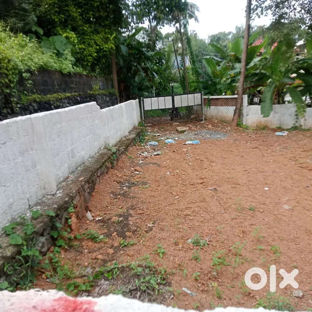 ചുറ്റുമത്തിൽ, ഗേറ്റ്, എല്ലാം ഉള്ള  വീട് വെക്കാൻ പറ്റിയ സ്ഥലം