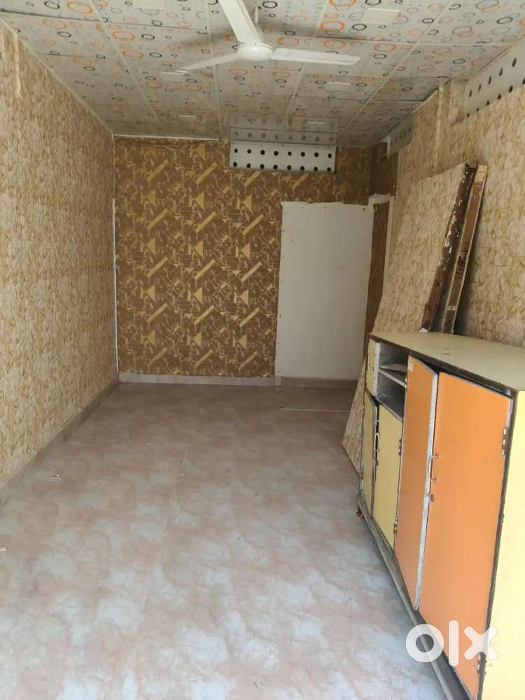 READY SHOWROOM ON RENT