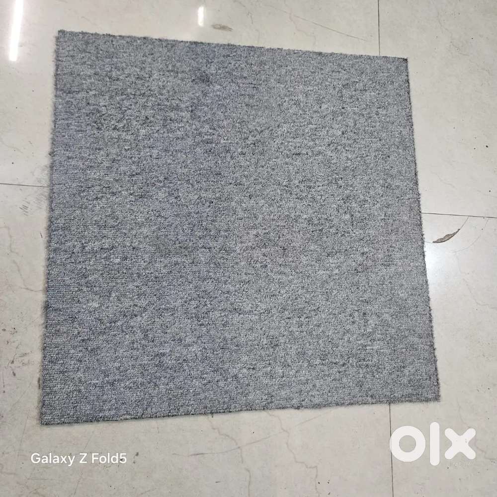 Used Office floor mat. Office workstation. Glass partition. Almuniam