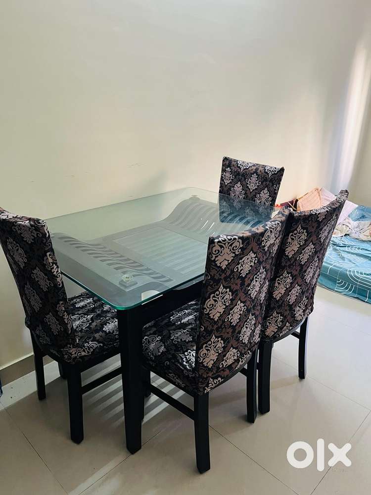 Dining table and chair set