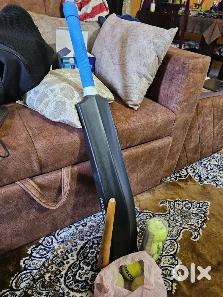 Gully Cricket Bat, Grip and Holder, Set of 6 balls