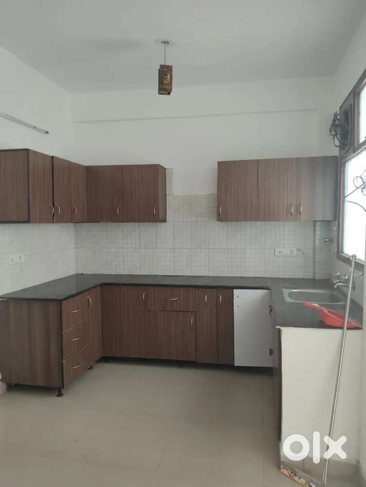 3 bhk semi furnished flat available for rent