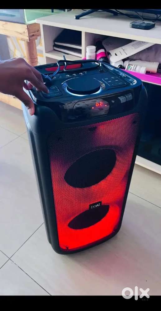 Boat partypal 390/400 big speaker. 1 year old with all accessories