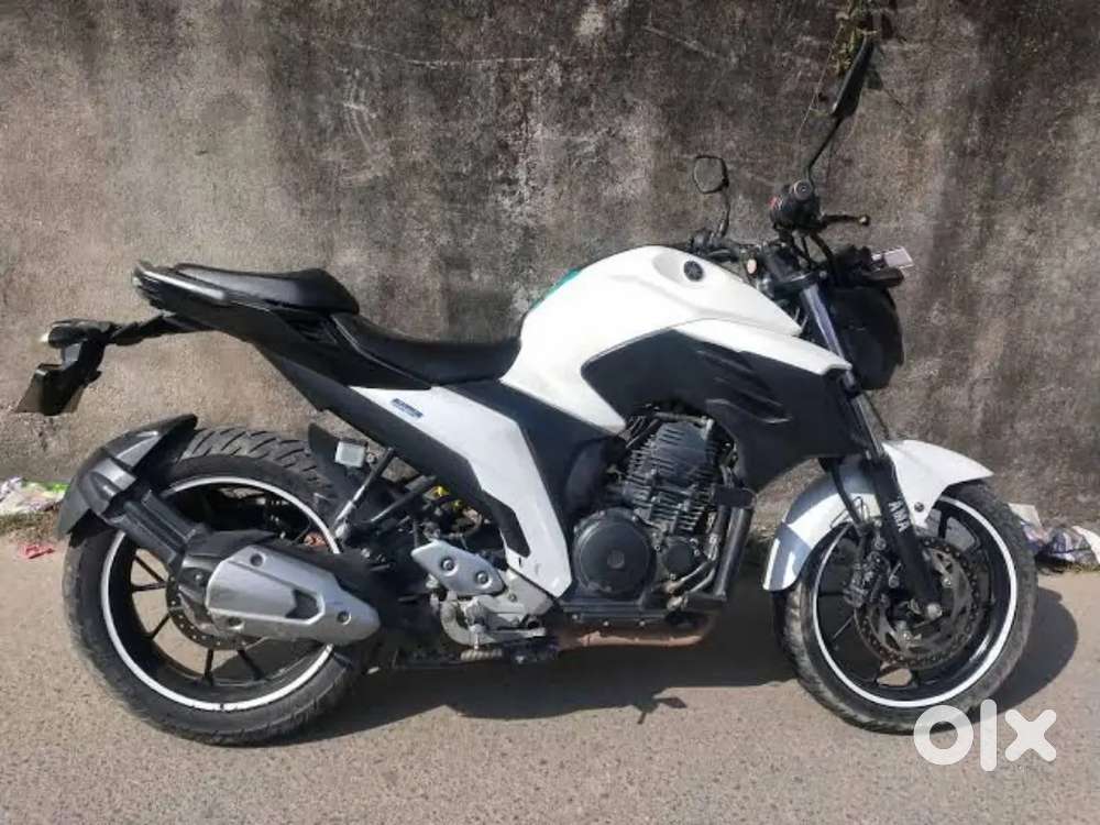 FZ25 WHITE COLOUR BIKE SINGLE OWNER WELL MAINTAINED BIKE