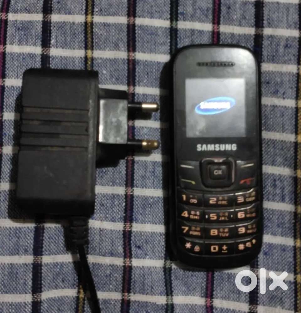 Samsung keypad phone with charger