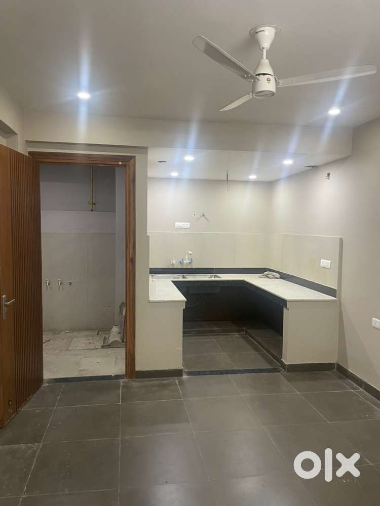 Independent semi furnished floor in a villa near oxygen business park.