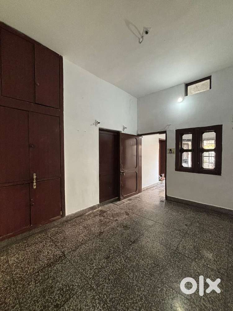 2 RK with bathroom. Only for vegetarian family. No car parking.