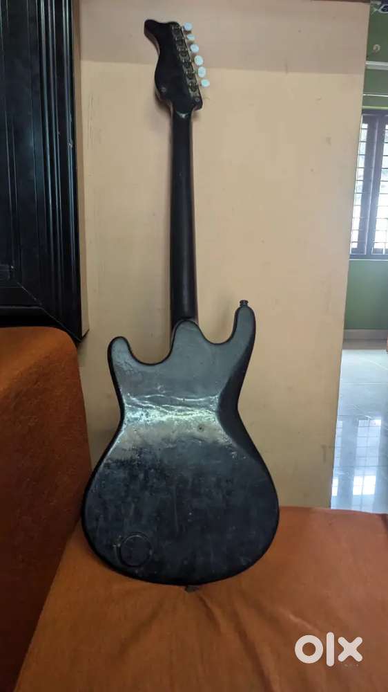 Electric guitar. Price rs.3750/-