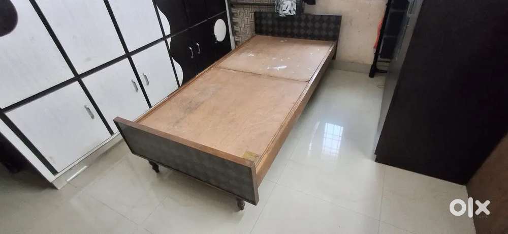 Single cott beds 2 pieces 5k each