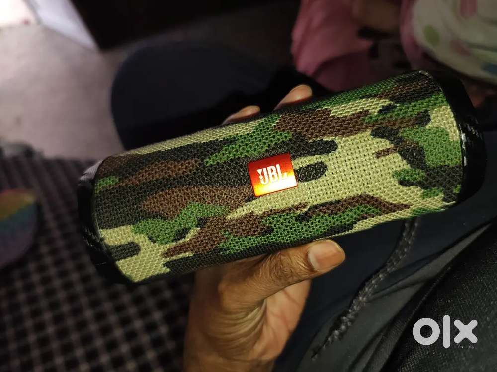 Jbl flip 4 botton broke little side broke fix price no bargain please.