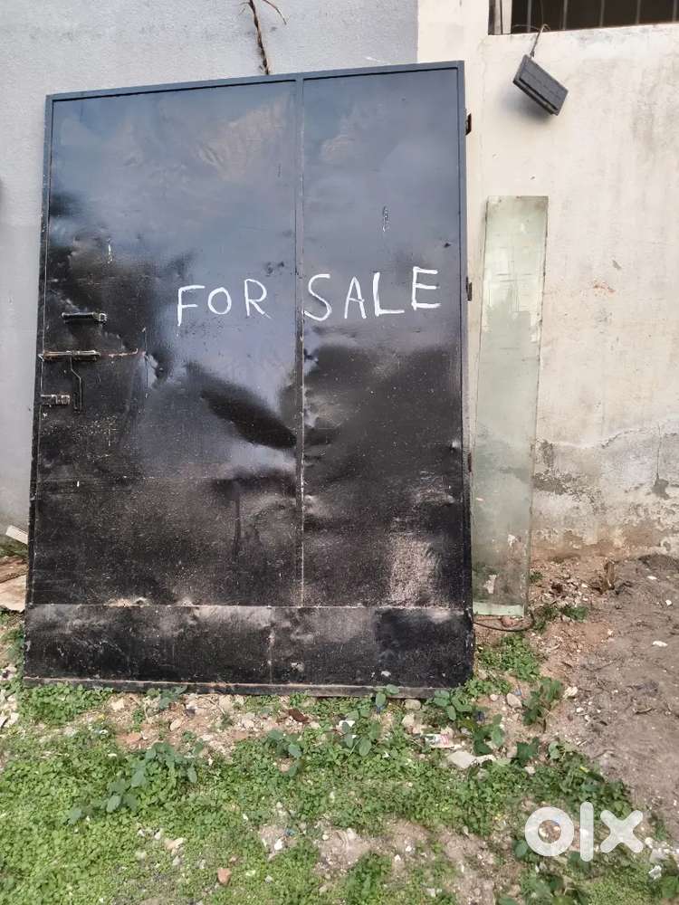 1iron gates are selling big gate size width 5x7 long