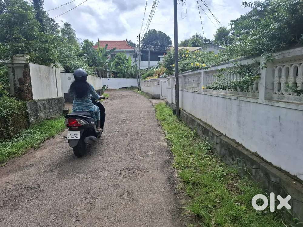 24 cent land with old house Near Cochin Airport