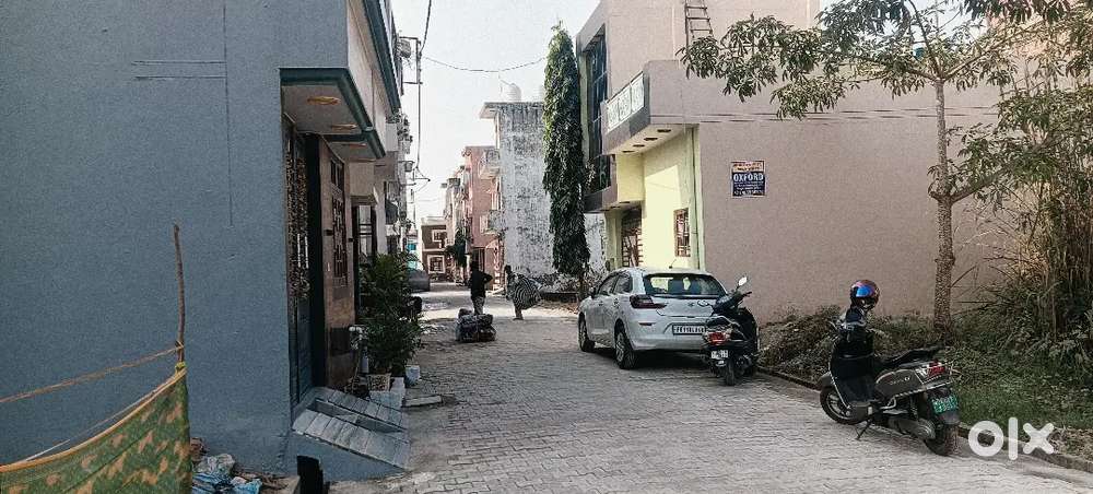 यह प्लॉट टू साइड ओपन है जिसकी फेसिंग उत्तर और पूर्व है