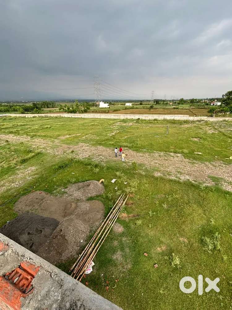 Dehradun all location m plot house hai lena k lya samprk kre