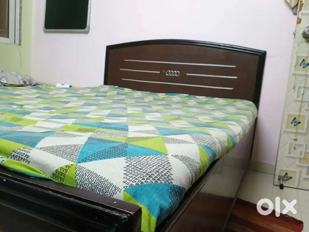 Semi double bed for Rs9000