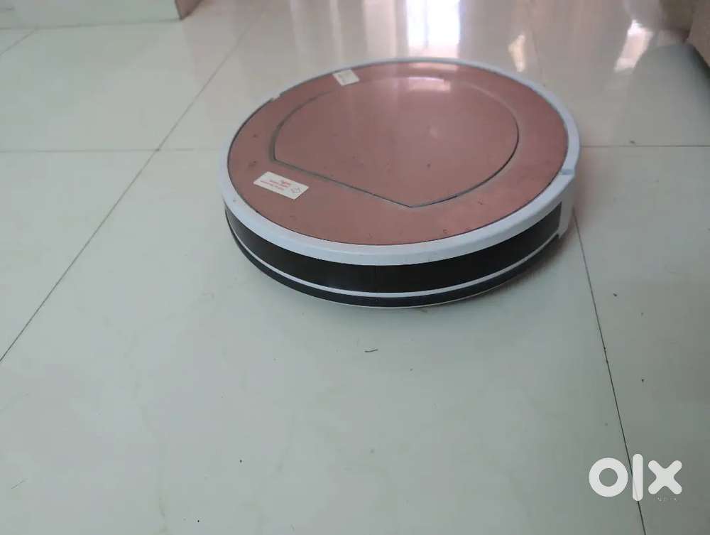 ILIFE FLOOR CLEANING ROBOT