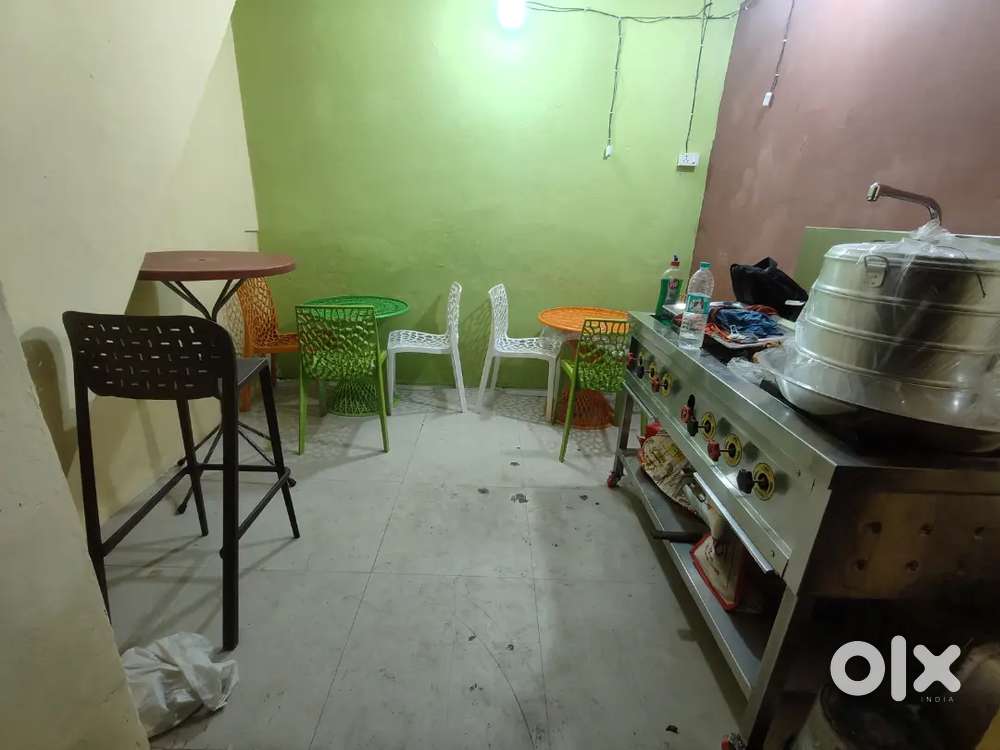 Fast food restaurant ka pura Saman