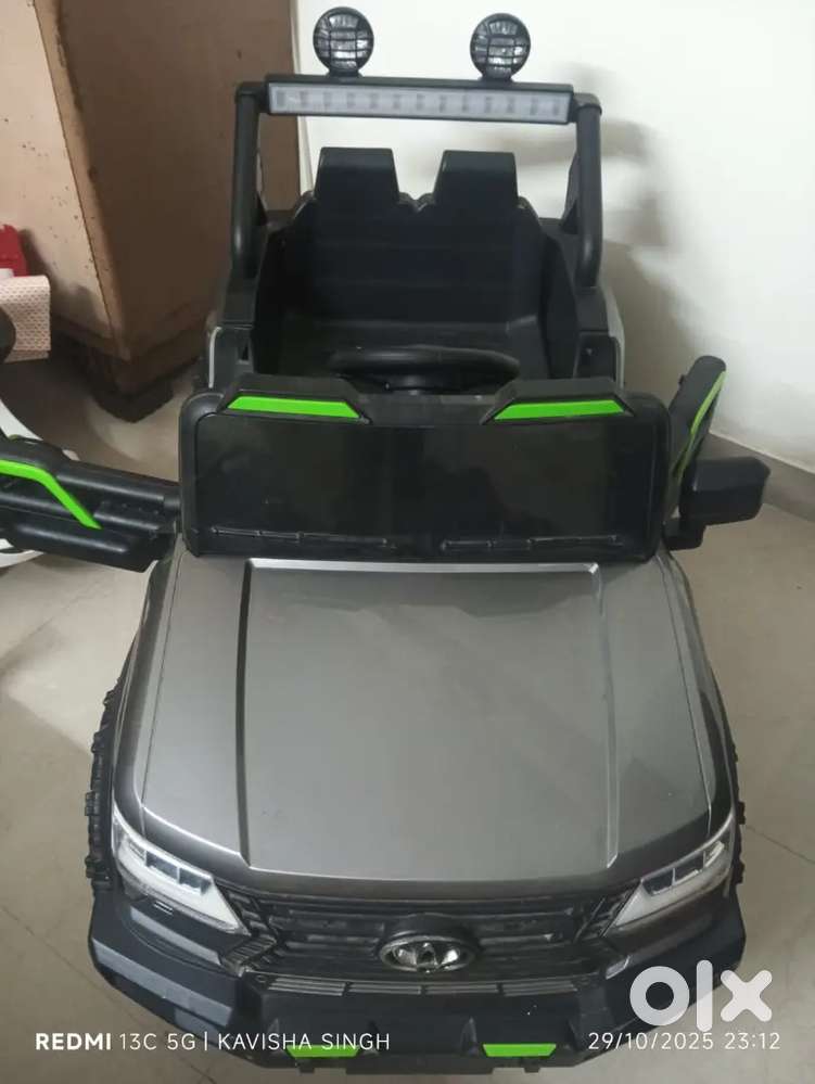 Kids battery 4 motor car for urgent sale 6500 rs