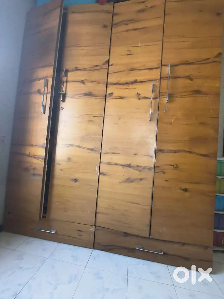 Wood plate wardrobe