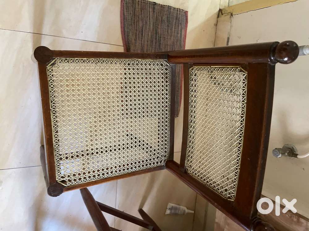 Urgent sale - Dining table with 4 chairs