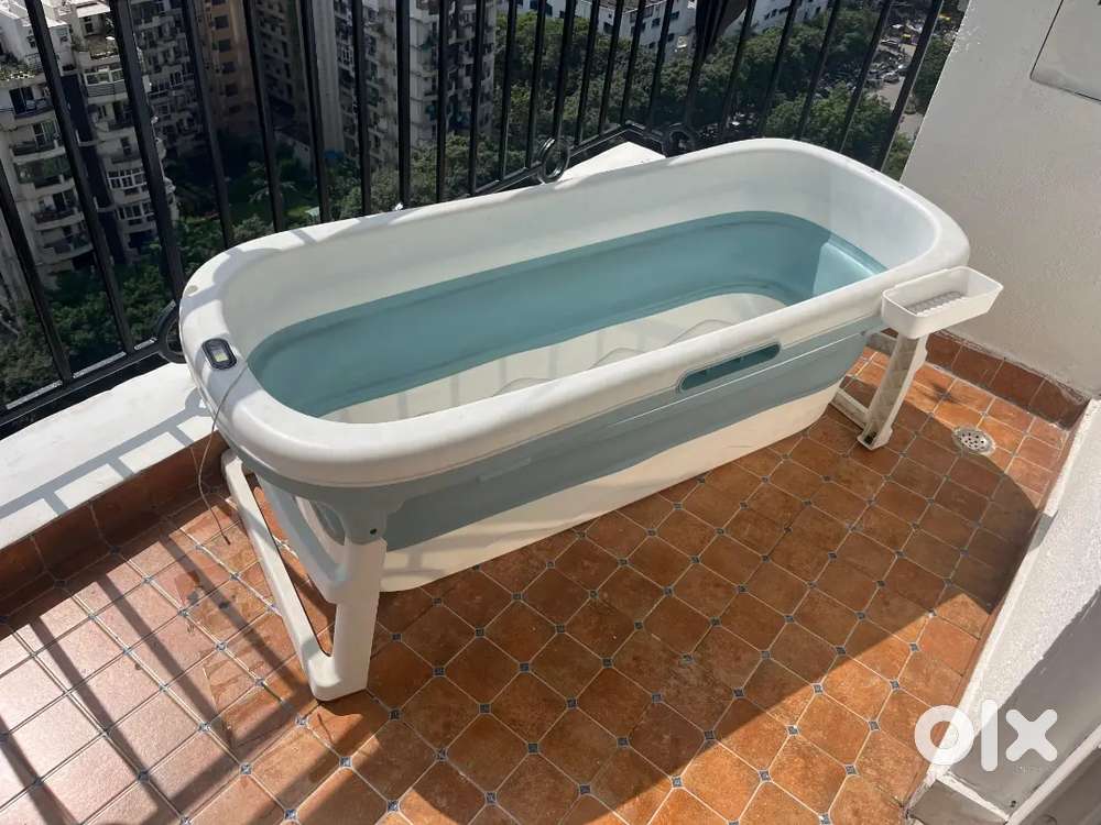 Hot water tub