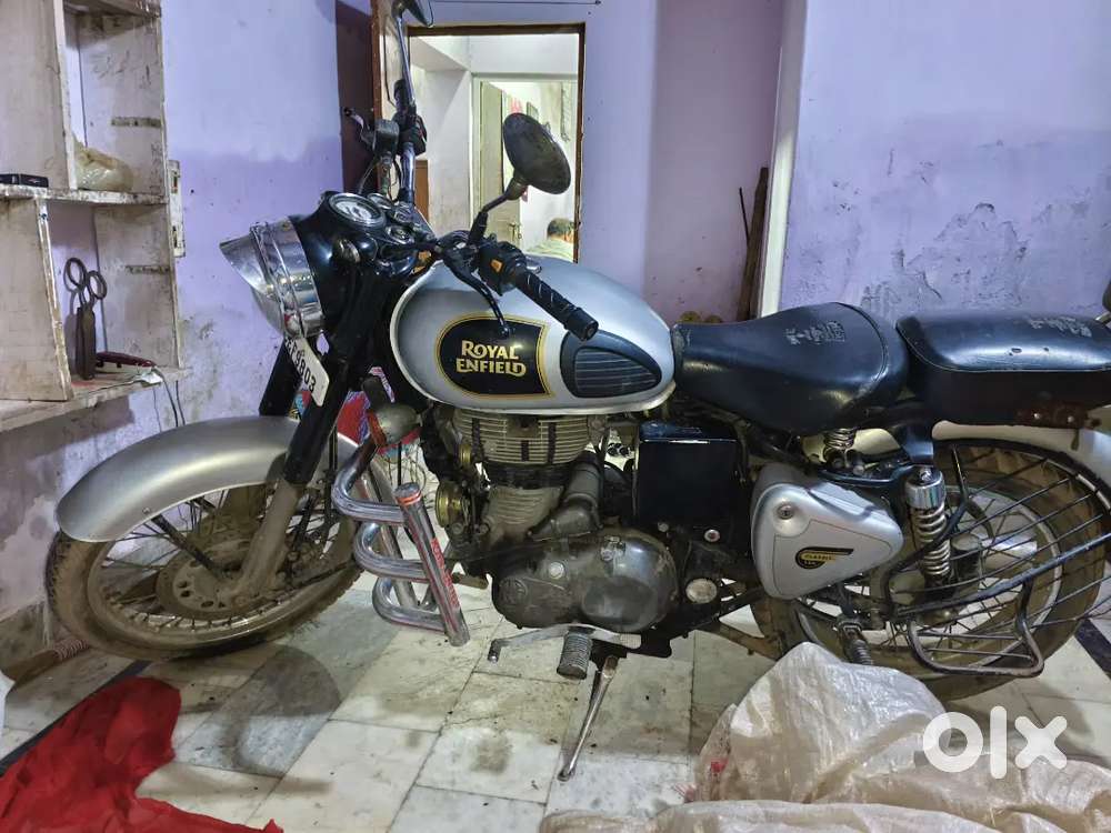 BULLET CLASSIC 350 SILVER COLOR AND ONE HAND BIKE WITH CARE