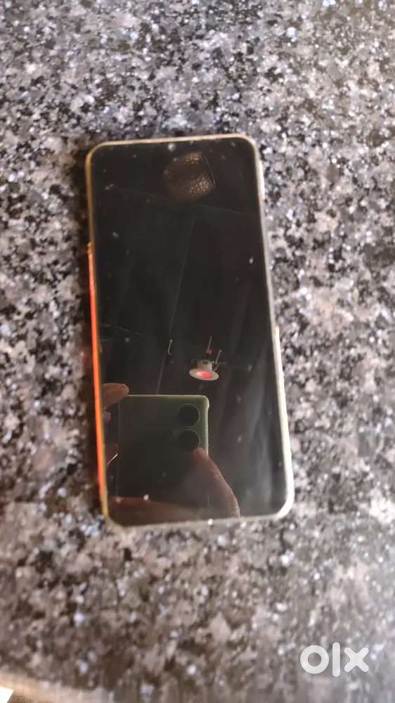 Bahut hi badhiya condition me hai or camera bhi acha hai