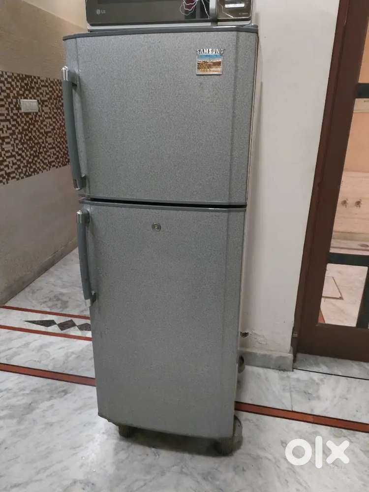 SAMSUNG COMPANY GOOD CONDITION DOUBLE DOOR 220L