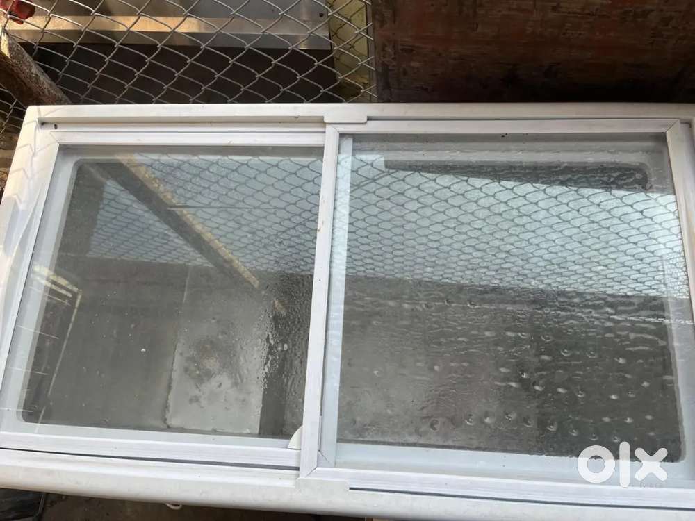 Glass top deep fridger blue star 200 ltr very good condition