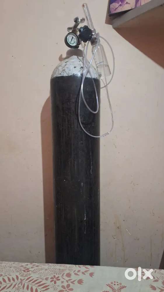 Oxygen cylinder