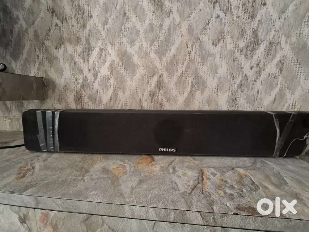 Philips soundbar and bass (wofer) and wires jacks to connect speaker