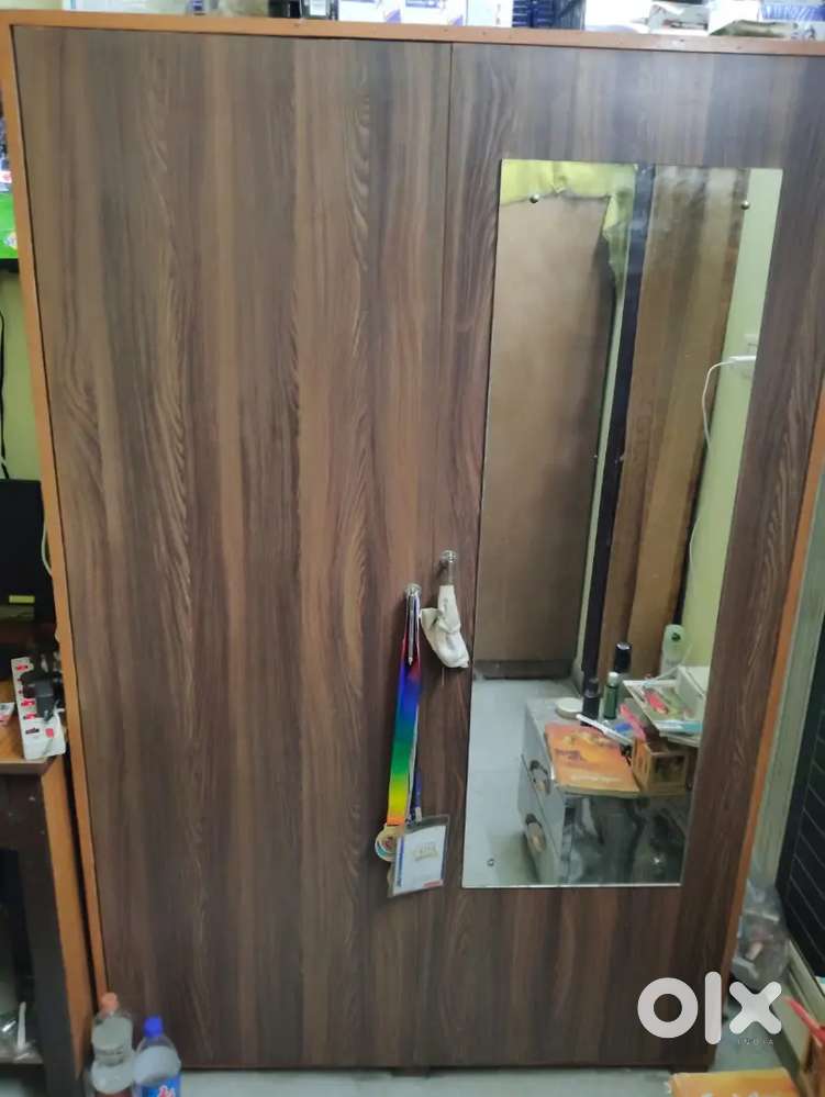 Wardrobe sell urgent price negotiable
