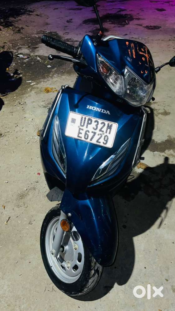 Well maintain Activa 6g blue colour