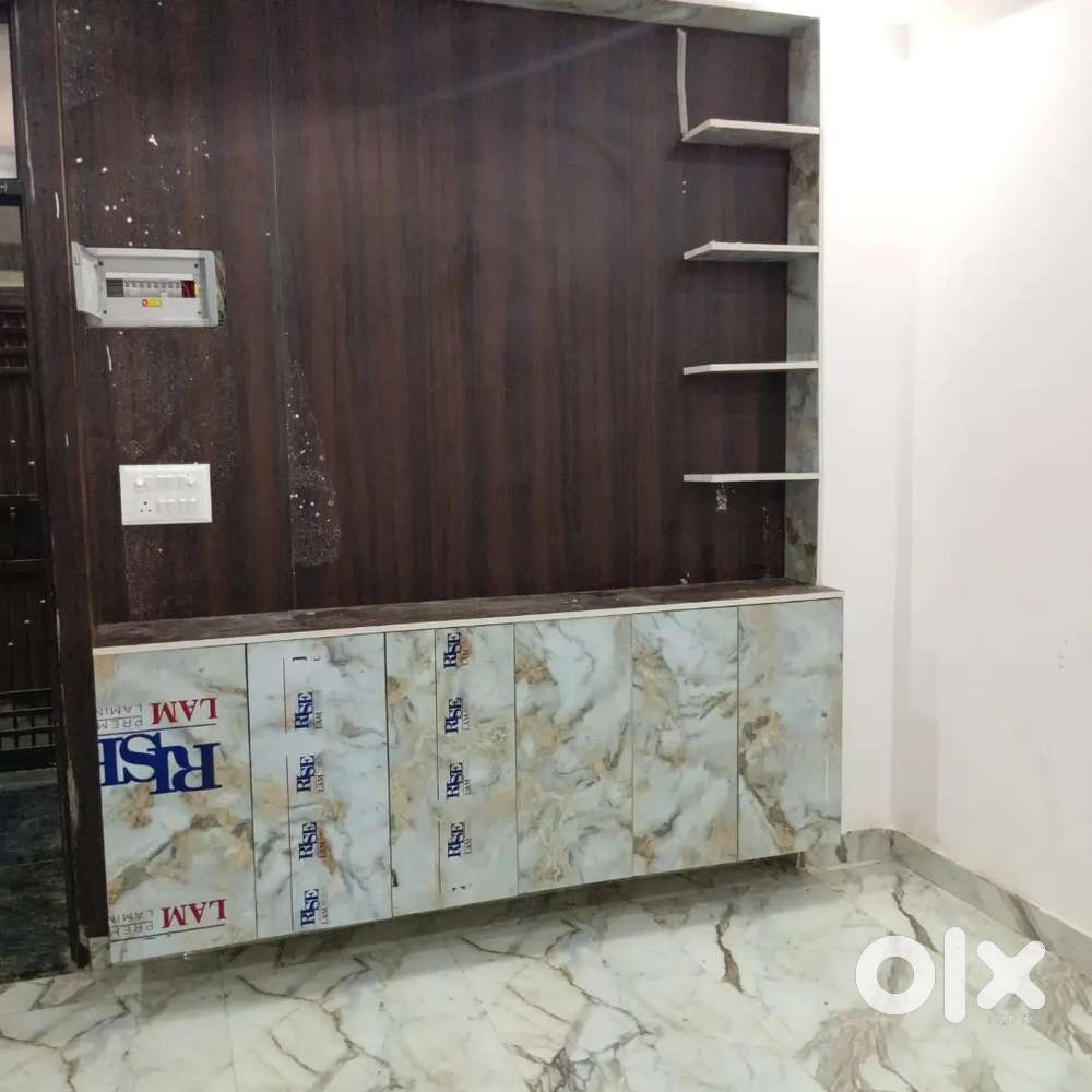 Luxuries builder floor, ready to move nearby Gaur City 2 gurdwara