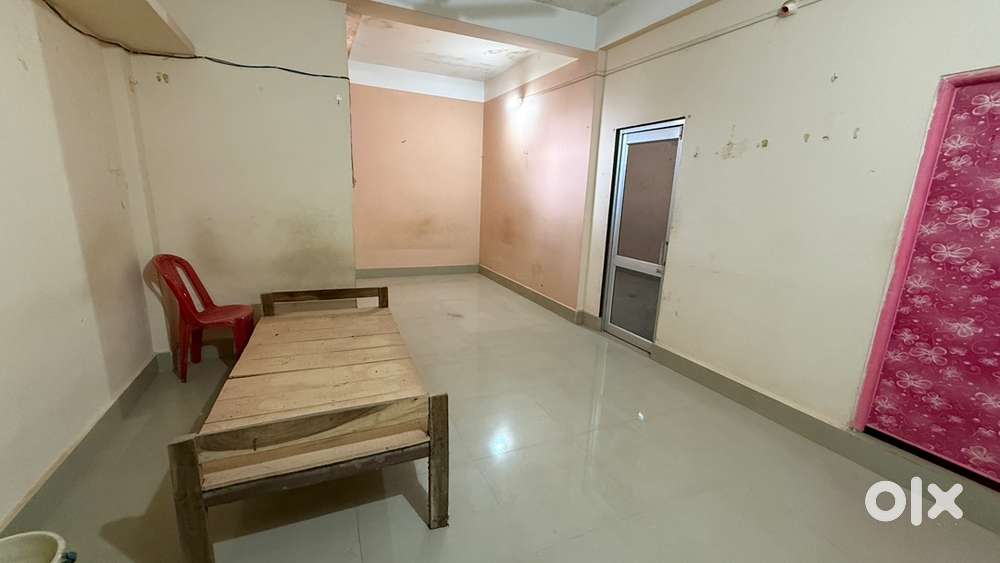 1RK for rent spacious rooms in a prime location.