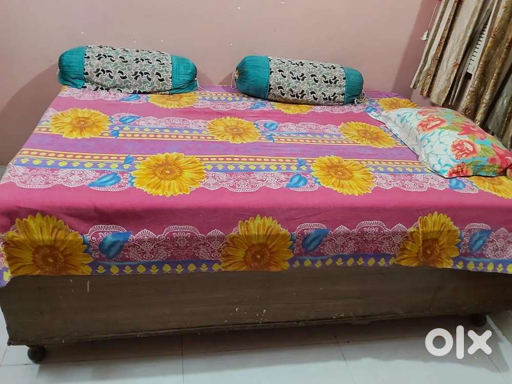 Single bed with box