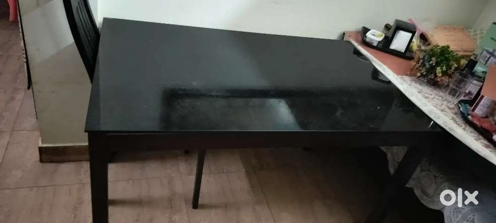Glass top 4seater dining table with 4 chairs