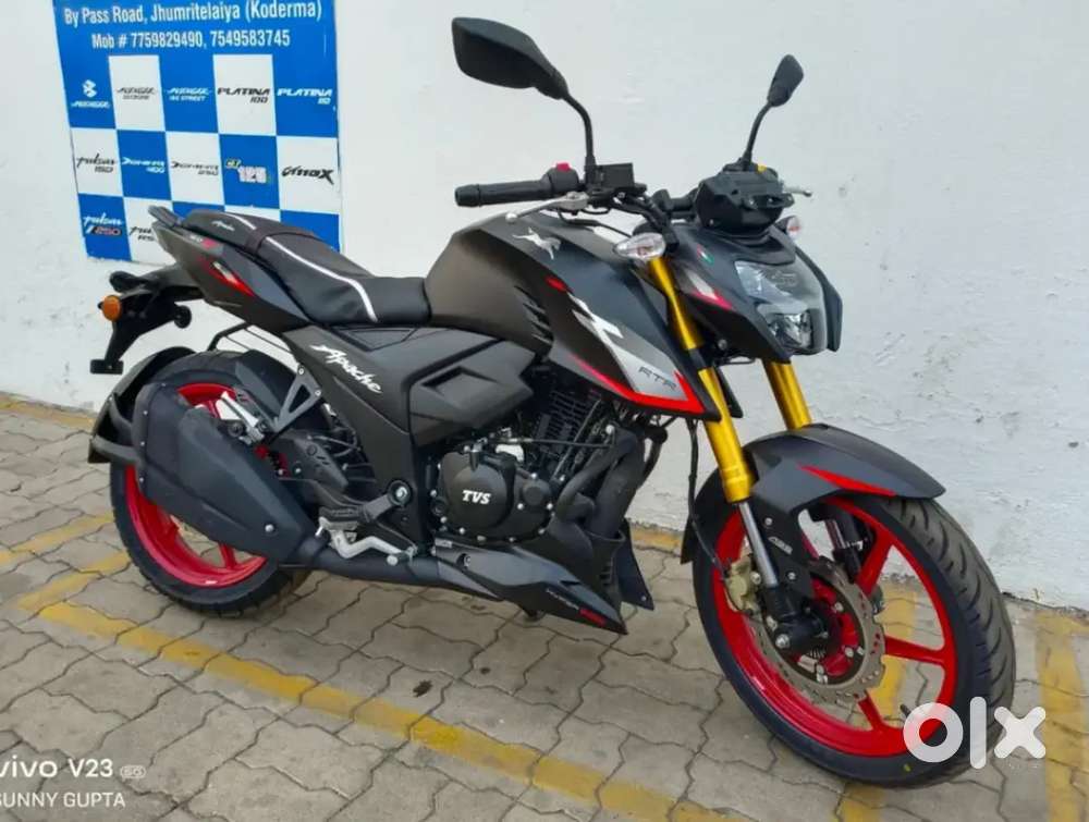 Only 6 months old RTR 160 4v.