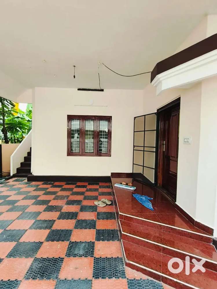 Independent 3 Bedrooms House - തൈക്കൂടം Church - 2 Car Parking